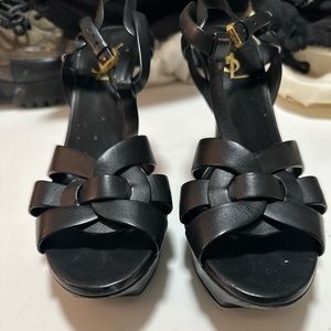YVES SAINT LAURENT
Patent Leather Sandals